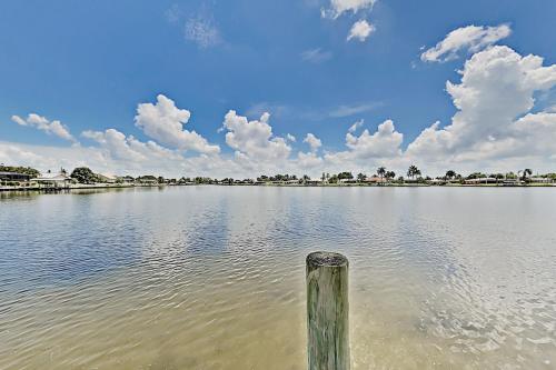Luxe Waterfront Home With Private Dock & Pool! Home