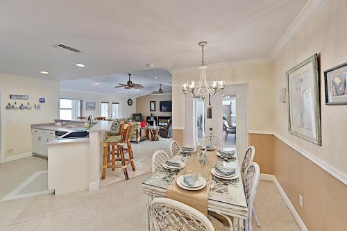 Canal-front Cape Coral Oasis With Private Pool Home