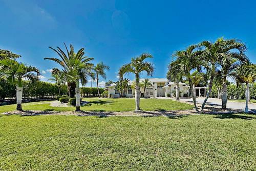 Villa Euphoria - 2-unit Canal Retreat With Pool Home