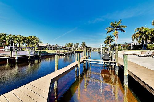 Canal-front Villa - Pool, Dock, Direct Gulf Access Home