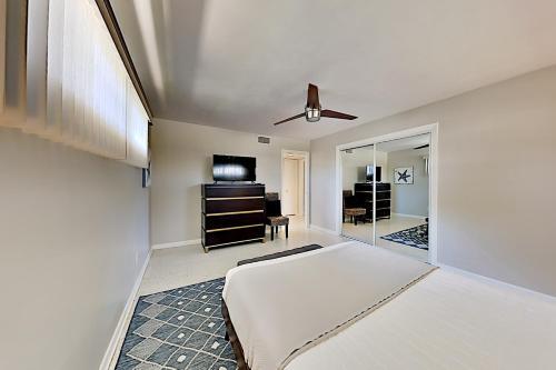 Canal-front Villa - Pool, Dock, Direct Gulf Access Home