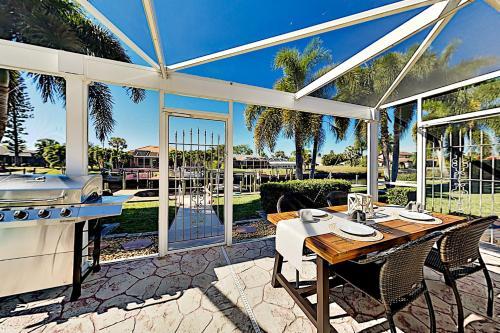 Canal-front Villa - Pool, Dock, Direct Gulf Access Home