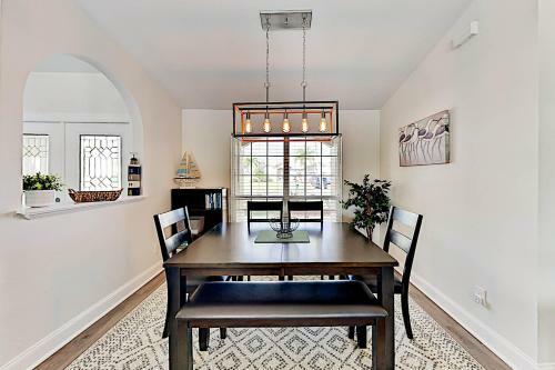 Corner-lot Paradise - Heated Pool, Spa & Fire Pit Home