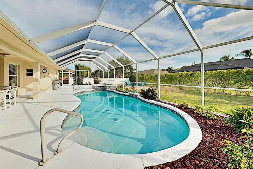 Corner-lot Paradise - Heated Pool, Spa & Fire Pit Home