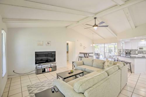 Canalfront Cape Coral Getaway With Boat Lift!