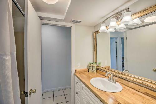 Canalfront Cape Coral Getaway With Boat Lift!