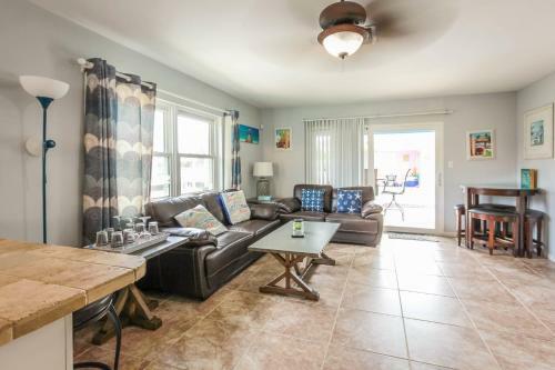 Gulf Access #c 2-bedroom W/ Heated Pool