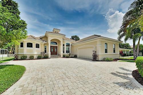 Upscale Canal Home With Dock, 5-minute Walk To Beach Home