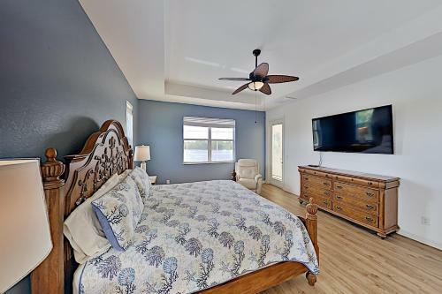 Waterfront Home With Screened Lanai, Pool & Kayaks Home
