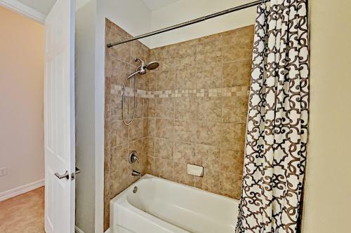 Stylish Getaway - Screened Lanai With Heated Pool Home