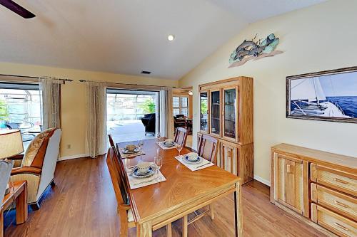Large Lakefront Oasis With Private Pool & Dock Home