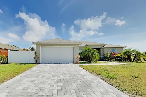 Desirable Sw Home - Private Heated Saltwater Pool Home