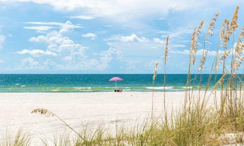 Apartamento New Listing! Waterfront Condo With Pool & Dock Condo