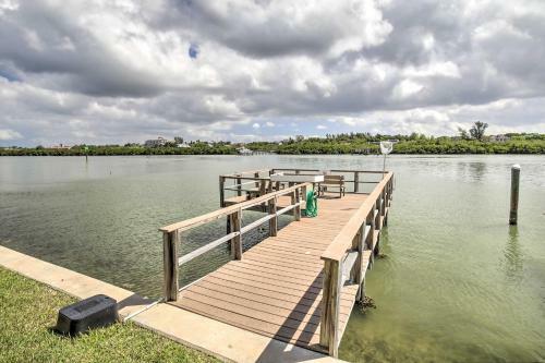 Apartamento Indian Shores Condo With Balcony And Pool Access!