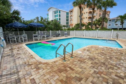 Mariner's Pointe - Classy Condo, Steps To Beach, Large Balcony