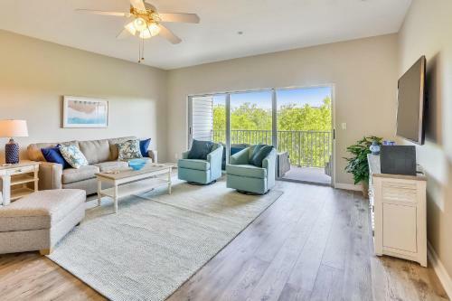 Mariner's Pointe - Classy Condo, Steps To Beach, Large Balcony
