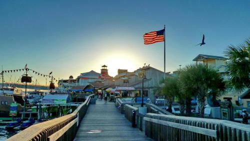 Mariner's Pointe - Classy Condo, Steps To Beach, Large Balcony
