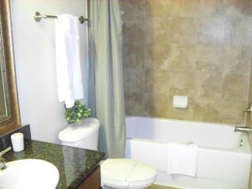 Beautiful 4 Bedroom 3 Bath Condo In Bella Piazza