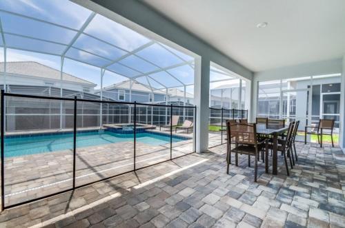 Eight-bedroom Villa 9076