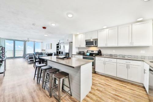 Shores Club - 302