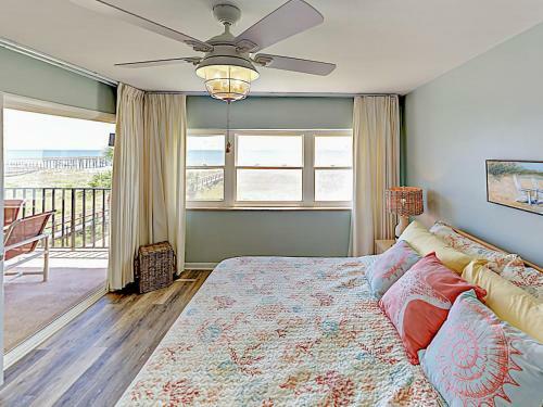Apartamento New Listing! Oceanfront Condo - Walk To Beach Condo