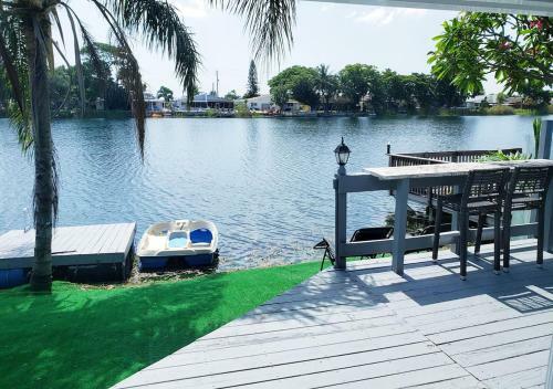 3,2 Lake House With Water Front Bar
