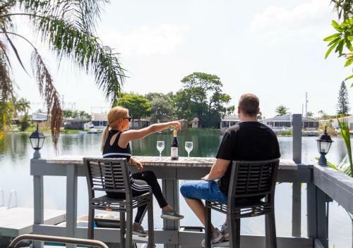 3,2 Lake House With Water Front Bar