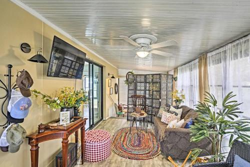 Quiet And Charming Home With Pond View - 4mi To Beach!