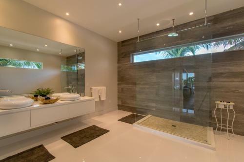 Villa Modern Luxurious Beach Retreat-5 Br With/pool