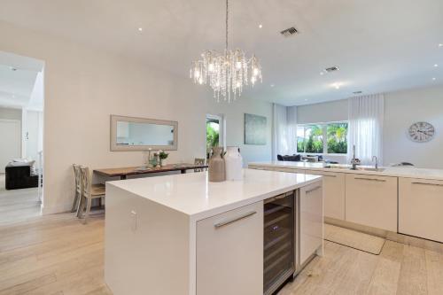 Villa Modern Luxurious Beach Retreat-5 Br With/pool