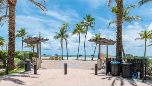 Beachfront Condo Rooftop Infinity Pool Studio