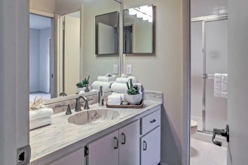 Sand Dollar Island Home - Walk To Beach And Pool!