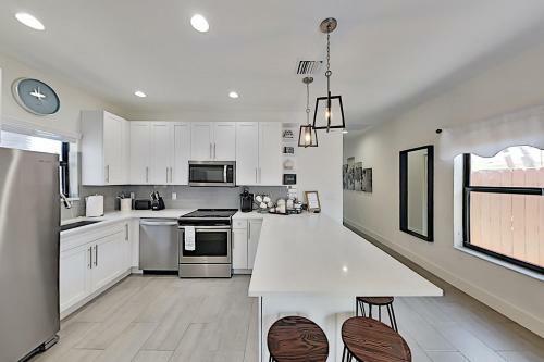 Pineapple Cove - Designer All-suite With Heated Pool Home