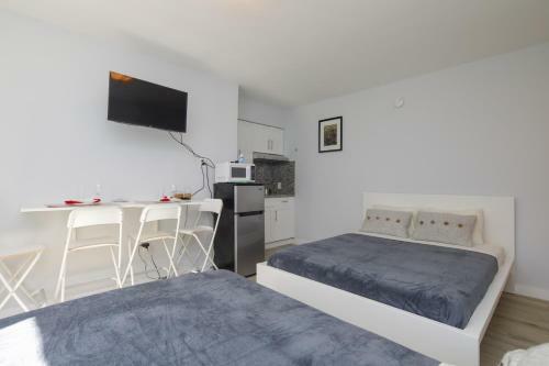 Double Unit (2 Studio Apartments), Miami Beach, 2 Mins To Ocean!
