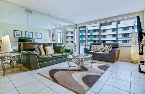 Waterfront Condo On Beach With Pool, Tiki Bar & Restaurant On-site