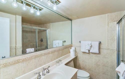 Waterfront Condo On Beach With Pool, Tiki Bar & Restaurant On-site