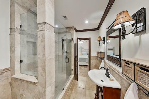 Lavish Waterfront Home With Private Dock & Beach Home
