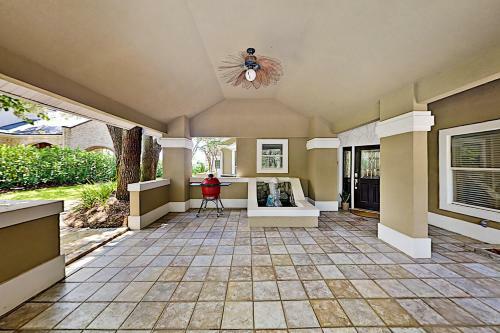 Lavish Waterfront Home With Private Dock & Beach Home