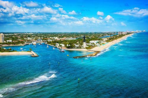 Apartamento New Listing! Updated Beach Condo With Sparkling Pool Condo