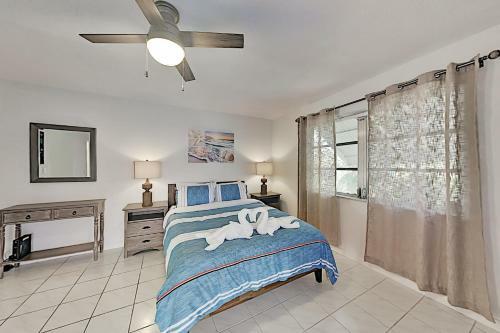 Waterfront Hideaway With Heated Pool, Dock & Garage Home