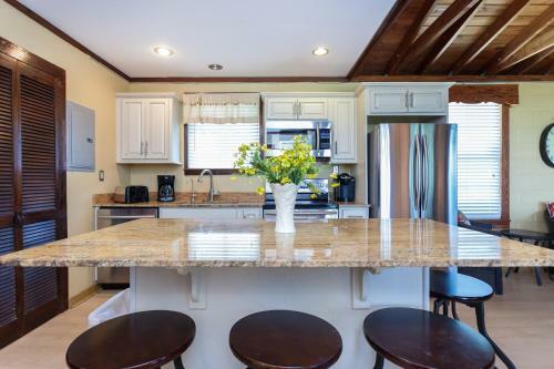 Seashell, 3 Bedrooms, Sleeps 6, Direct Ocean Front, Wifi