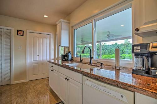 Riviera Beach Home With Pool - Walk To Beach!