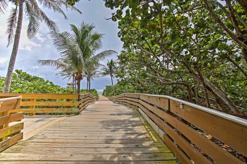 Riviera Beach Home With Pool - Walk To Beach!