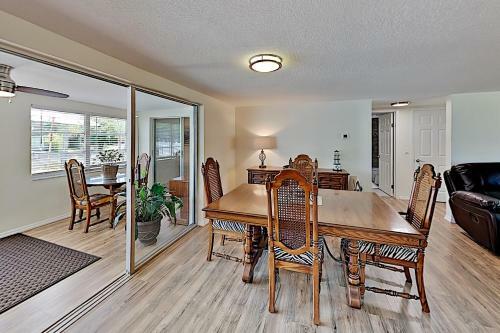 Canal-front Coastal Home ? Boat Dock & 2 Kayaks! Home