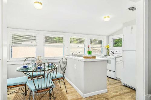 Charming Downtown Carriage Apartment