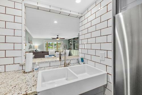 Island Oasis - 3br 2ba - Steps To The Ocean!