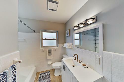 Bayfront Home - Private Dock - 5 Minutes To Beach Home