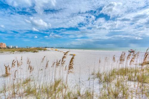 Apartamento Tropic Terrace #29 - Beachfront Rental Apts