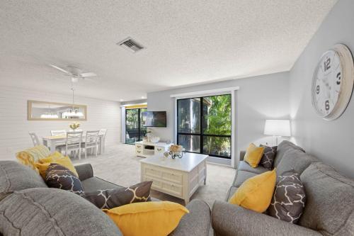 Quiet Spacious Resort Condo Near Bowmans Beach - Blind Pass E109