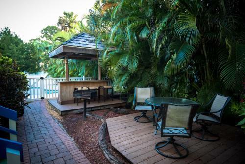 321 Canal Rd - Siesta Key Village Condo